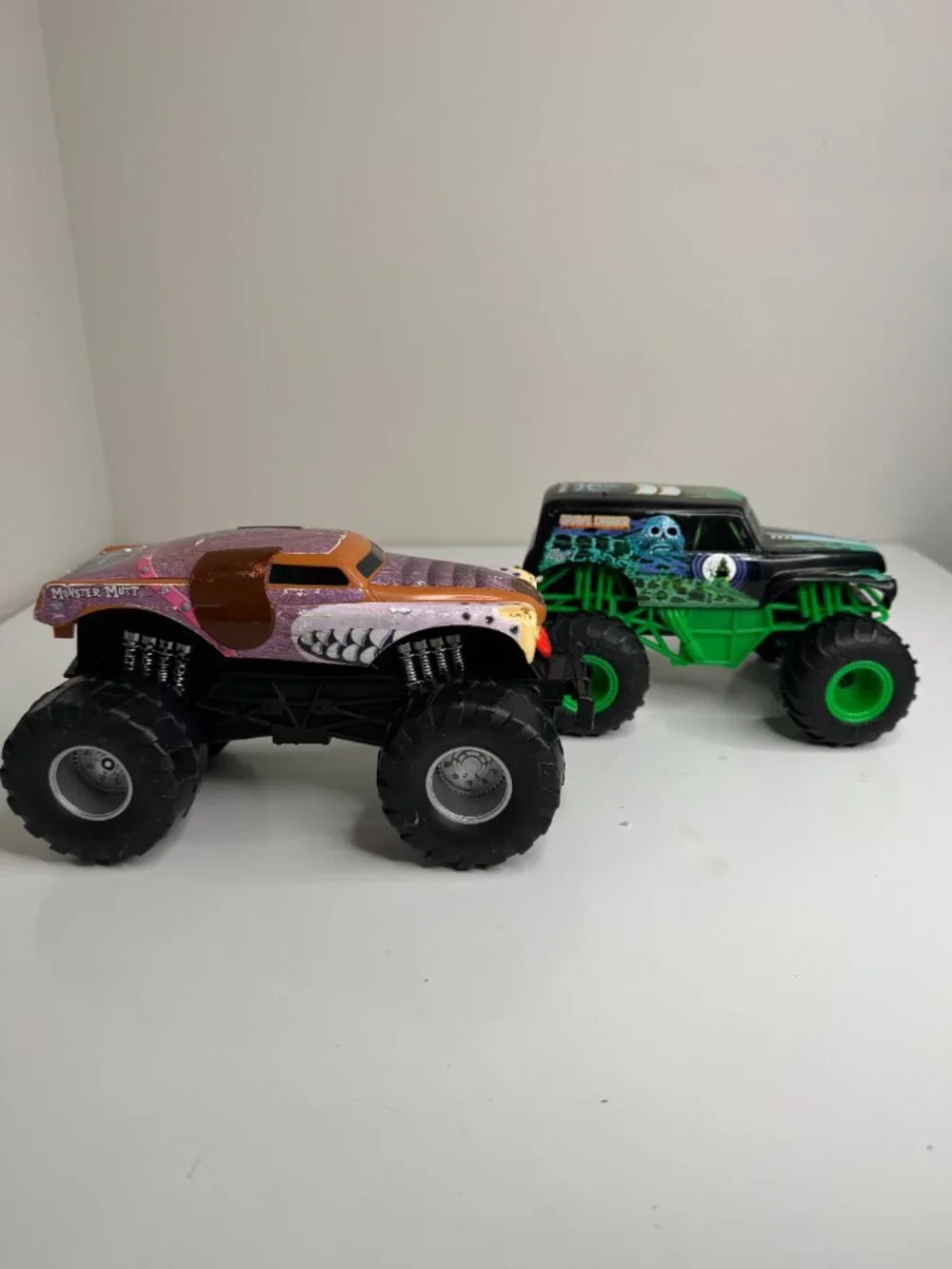 Monster Jam Monster Truck Toys Monster Mutt Grave Digger 1:24 Scale Plastic. The
